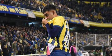 Facundo Buonanotte festeja su gol para Central ante Sarmiento