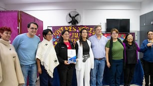 Los concejales Lisandro Aguiar y Gastón Millón, junto a la directora Érica García Rotnitzky y docentes responsables del proyecto literario llevado a cabo en la Escuela Municipal n° 1 "Maestra Marina Vilte".