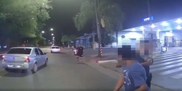 La indignación del Policía al ver escapar a la mujer en motocicleta.