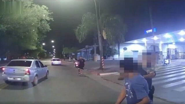 La indignación del Policía al ver escapar a la mujer en motocicleta.