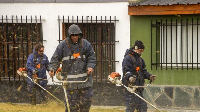 Ushuaia: realizan limpieza  y recolección de residuos voluminosos en distintos barrios