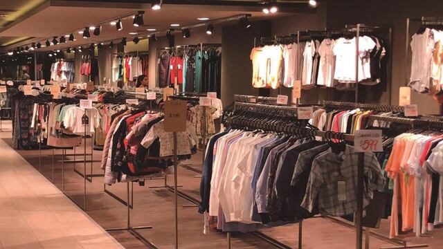 Outlets de ropa- imagen de archivo.