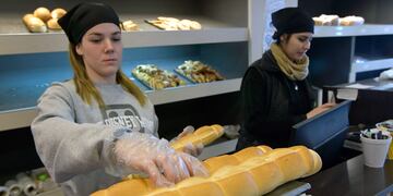 Posible aumento del precio del pan
El "factor argentino" es la variable económica que más hace subir el precio del pan en Argentina.
La Bolsa de Cereales realizó un relevamiento del movimiento del costo de este producto en los últimos cinco años, y reveló que las cuestiones internas tienen un peso muy importante.
Foto: Orlando Pelichotti/ Los Andes