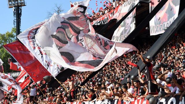 En medio de la tribuna se puso a estudiar mientras esperaba para alentar a Newell's (@Newells).