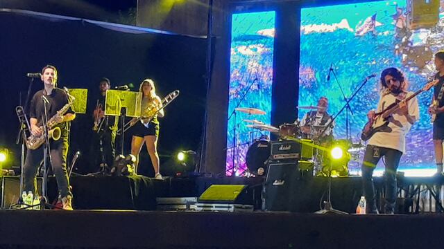 Banda completa: La Skandalosa Tripulación.