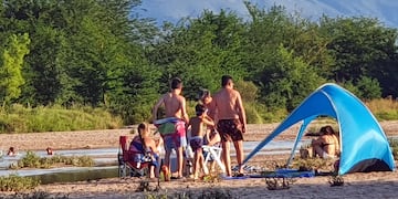La policía detuvo a un ladrón que robaba a turistas en el Balneario Los Remansos.
