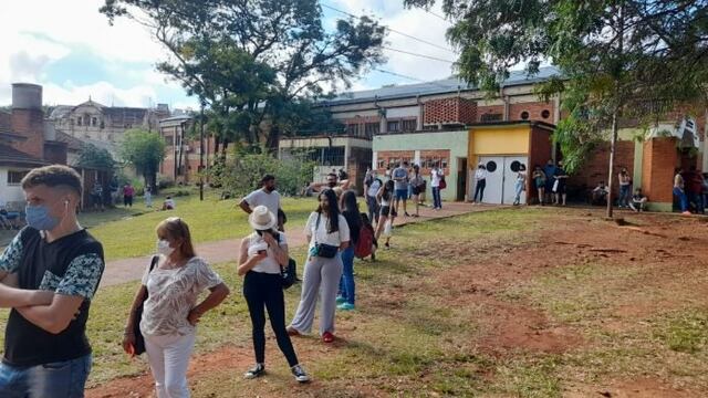 Más de dos horas de cola para hisoparse en la ciudad de Posadas.