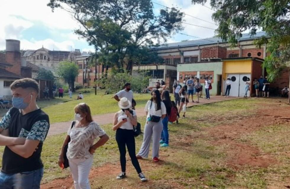 Más de dos horas de cola para hisoparse en la ciudad de Posadas