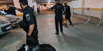 Operativo policial en el Teatro Luxor de Carlos Paz tras recibir una amenaza de bomba. (Foto: Prensa Unidad Regional Departamental Punilla).