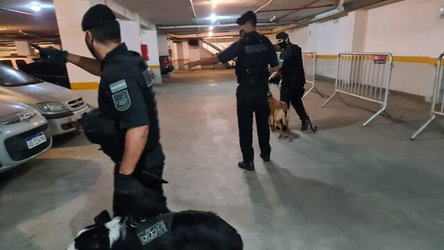 Operativo policial en el Teatro Luxor de Carlos Paz tras recibir una amenaza de bomba. (Foto: Prensa Unidad Regional Departamental Punilla).