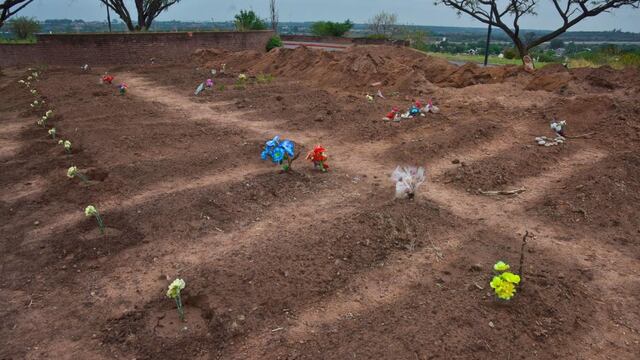 Mortalidad. Las fosas que se agregaron en el cementerio San Vicente, en la ciudad de Córdoba. (Facundo Luque)