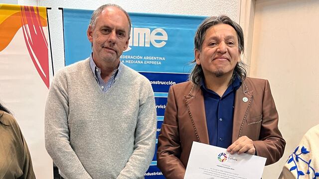 El presidente de la Unión Empresarios de Jujuy, Luis Alonso (izq.), entregó el Premio Cultura UEJ 2024 al artista plástico Ariel Cortez.