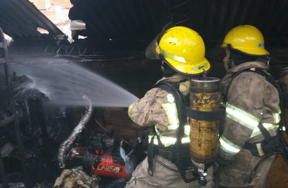 Infierno en Guaymallén: Incendio en un depósito de colchones en San José
