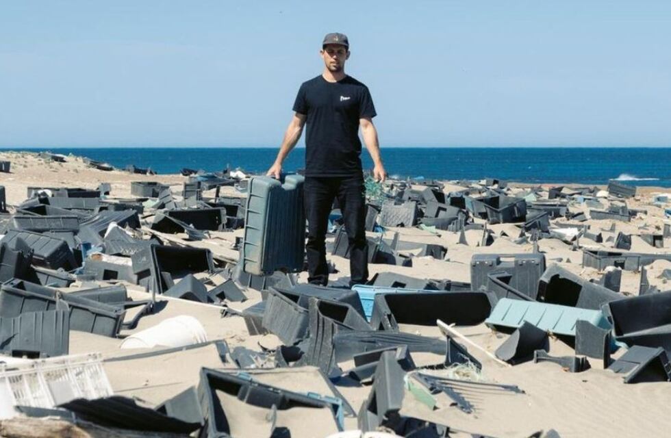 Proyecto para limpiar la Península de Valdés: Yago Lange busca sacar 20 toneladas de plástico de una playa