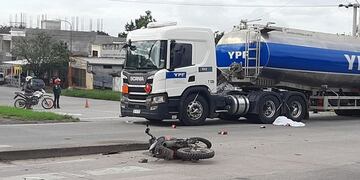 El joven motociclista perdió la vida luego de ser arrollado por un camión cisterna.