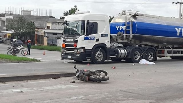 El joven motociclista perdió la vida luego de ser arrollado por un camión cisterna.