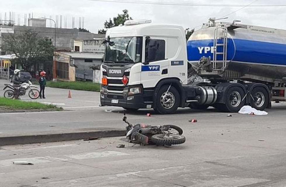 Un motociclista chocó con un auto, salió despedido y lo arrolló un camión cisterna