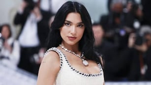 Dua Lipa posó con un vestido repleto de recortes e impactó con un curioso accesorio