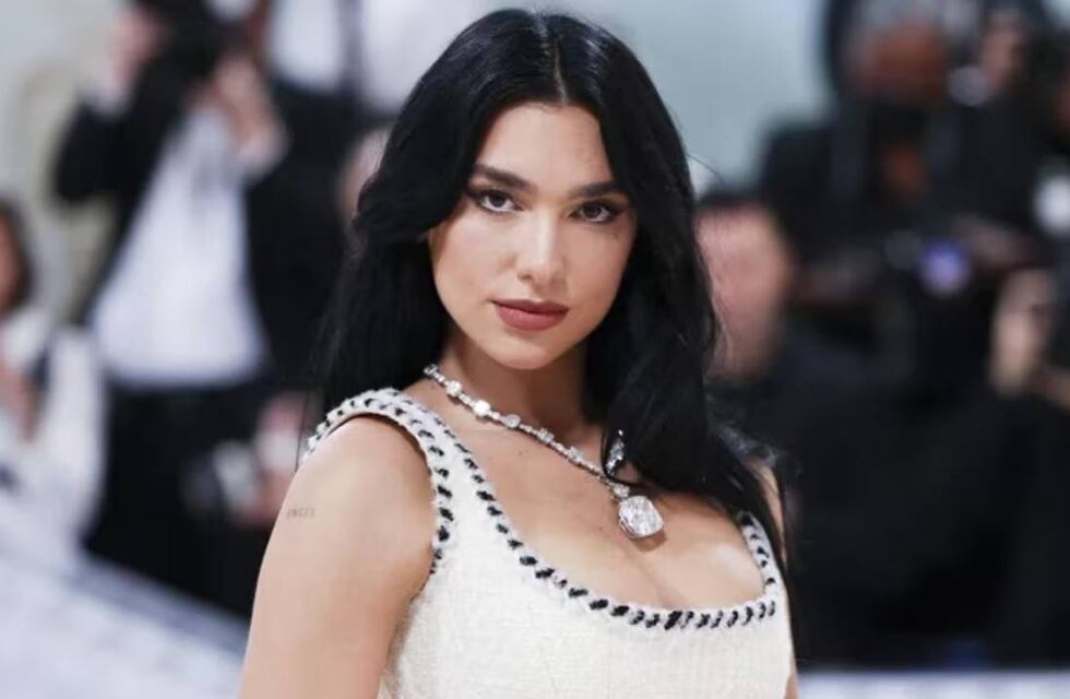 Dua Lipa posó con un vestido repleto de recortes e impactó con un curioso accesorio