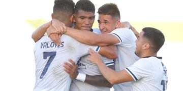 Todos los abrazos para Rafa Pérez, autor del agónico empate.