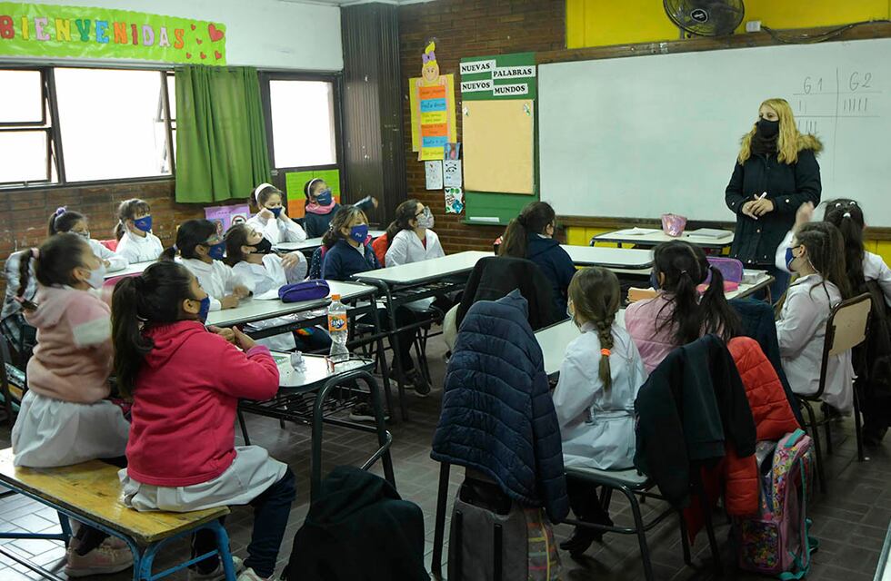 A pesar que el uso del barbijo en las escuelas es optativo, muchos padres prefieren que sus hijos lo sigan usando