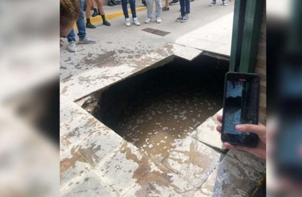 Córdoba: se rompió el piso de un colegio y cinco estudiantes cayeron a la cámara séptica