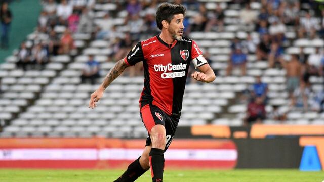 El volante de 36 años vio la amarilla durante el duelo con Talleres en el Estadio Mario Alberto Kempes.
