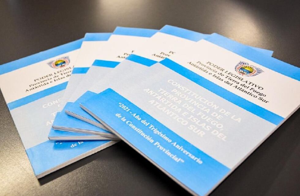El Ministerio de Educación efectúa la entrega de Constituciones Provinciales