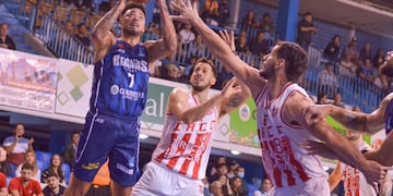 "Penka" Aguirre hizo valer su experiencia en el tercer punto de la serie entre Regatas e Instituto, jugado en Corrientes. (La Liga Contenidos)