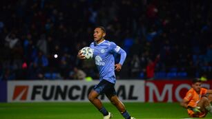 La pelota siempre a Bryan Reyna. El extremo peruano fue decisivo para el triunfo de Belgrano.