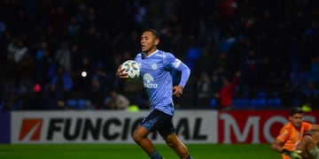 La pelota siempre a Reyna. Un gol más y el peruano se la llevaba a su casa. Metió dos y ganó Belgrano.