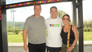 El periodista jujeño Guillermo Lobo, conductor del programa de tv "TN Tunning", con los funcionarios municipales Gustavo Hiruela y Sandra Batistella.