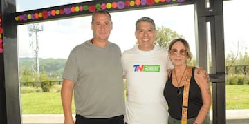 El periodista jujeño Guillermo Lobo, conductor del programa de tv "TN Tunning", con los funcionarios municipales Gustavo Hiruela y Sandra Batistella.