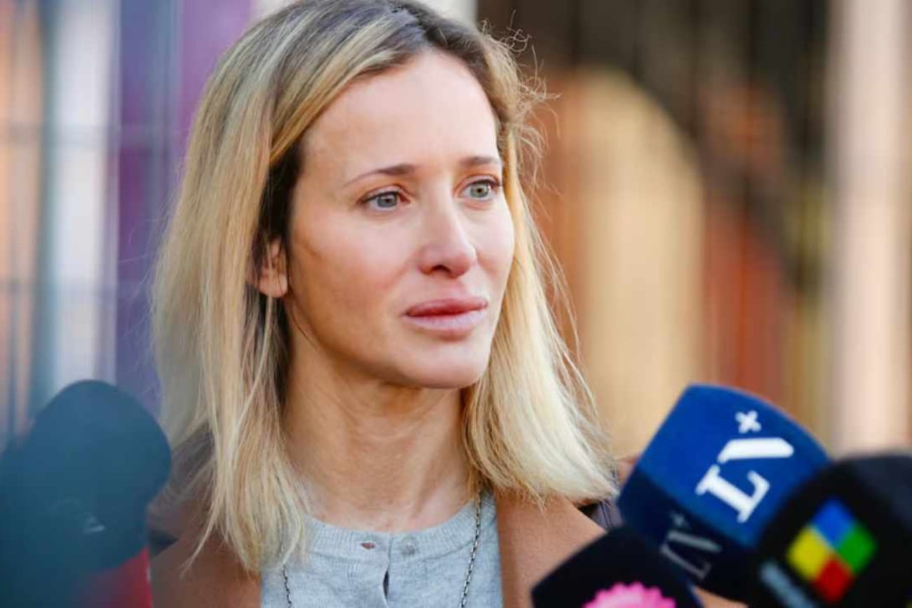Julieta Prandi hablando con los medios tras el segundo día del juicio en contra de su exmarido.