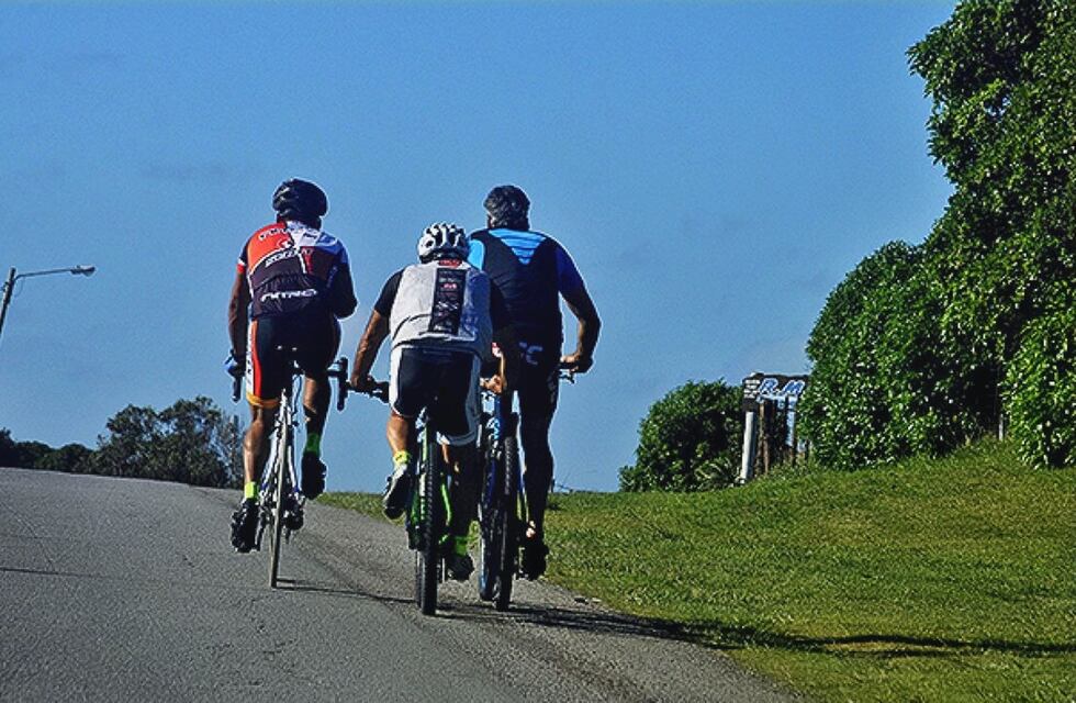 Furia en Alta Gracia: ciclistas denunciaron que un camionero los amenazó  en la ruta y atropelló sus bicis