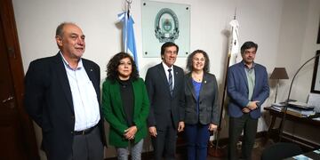 Al centro, el gobernador Carlos Sadir y la vicerrectora de la UNJu, Liliana Bergesio. Con ellos el secretario ejecutivo de la Agencia para la Instalación de la Carrera de Medicina, Antonio Buljubasich (izq.) y funcionarios de la UNJu.