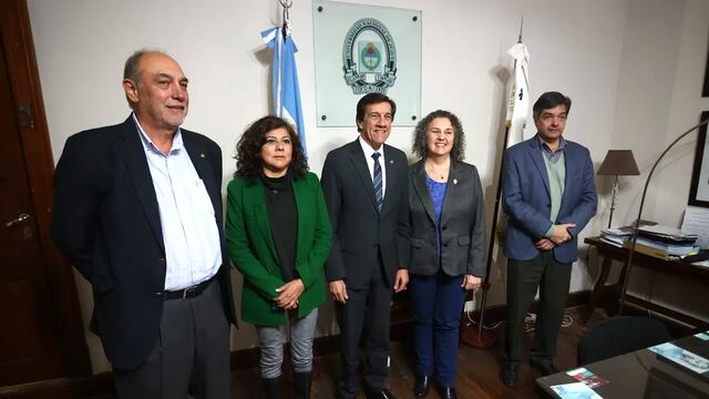 Al centro, el gobernador Carlos Sadir y la vicerrectora de la UNJu, Liliana Bergesio. Con ellos el secretario ejecutivo de la Agencia para la Instalación de la Carrera de Medicina, Antonio Buljubasich (izq.) y funcionarios de la UNJu.