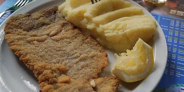 MILANESA CON PURÉ. Uno de los platos más populares (Foto: Flickr/Juan Geracaris).
