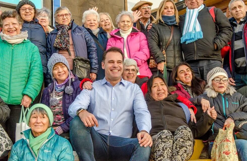 Más de 150 adultos mayores de Ushuaia disfrutaron de la excursión en el Canal de Beagle