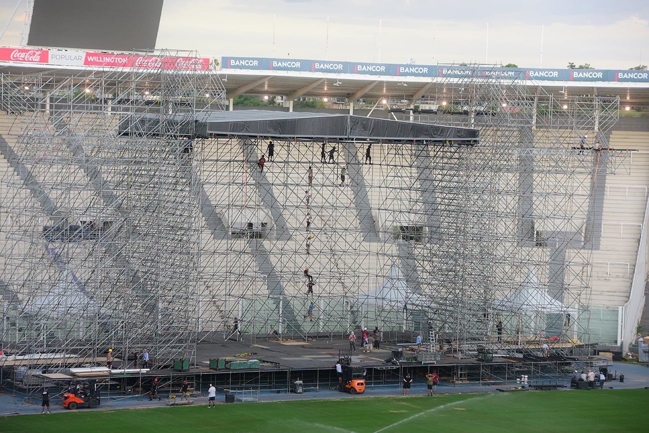 El armado del escenario para el show de Shakira en Córdoba. (José Gabriel Hernández/La Voz)