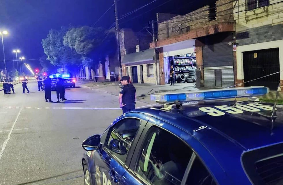 Lo asesinaron en una gomería de Rosario y dejaron una nota sobre Maximiliano Pullaro
