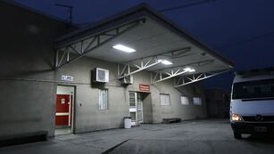 Un joven de 24 años llegó al Hospital Carrillo con una herida de arma blanca, en el cuello, tras jugar al fútbol. - Los Andes