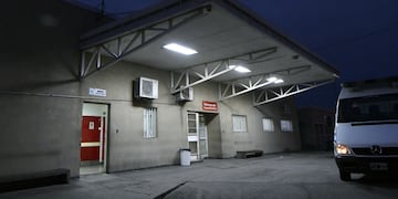 Un joven de 24 años llegó al Hospital Carrillo con una herida de arma blanca, en el cuello, tras jugar al fútbol. - Los Andes