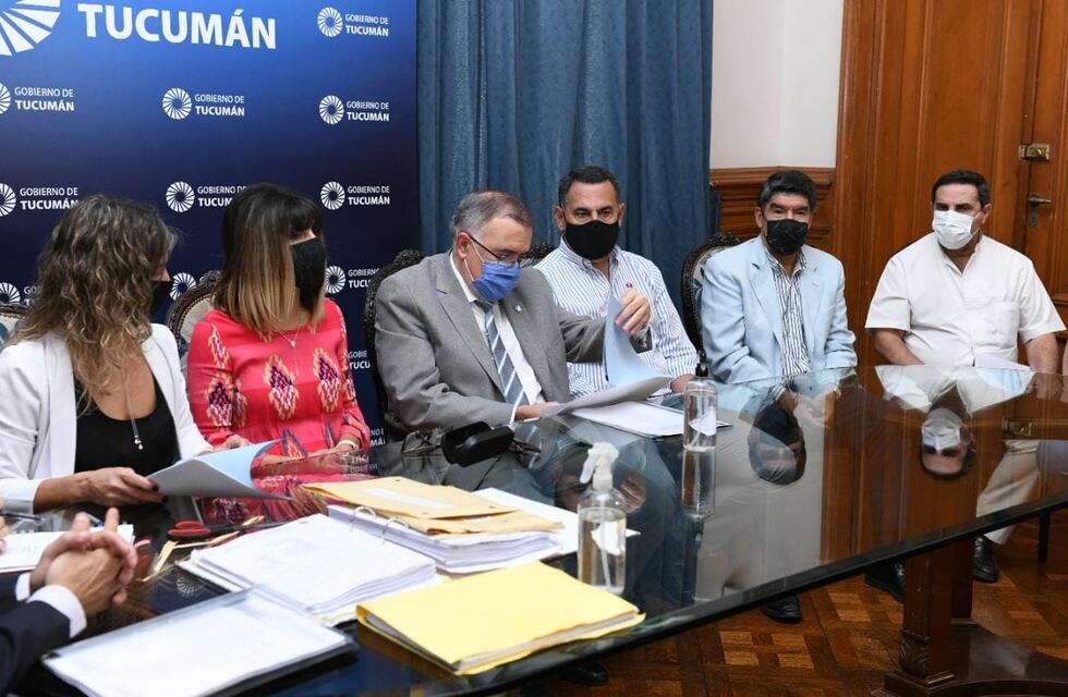 El gobernador realizó la apertura de sobres de licitación para la construcción de 76 casas en Cruz Alta