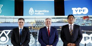 Alberto Fernández junto a los presidentes de YPF y Petronas. Foto: Corresponsalía.