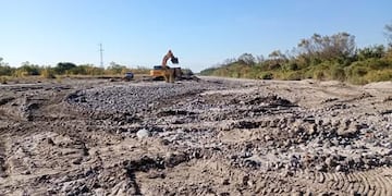 Minería actuó de oficio tras constatar maquinaria y extracción no autorizada a menos de 500 metros del puente.