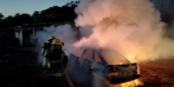 Auto se incendió en la antigua ruta 1