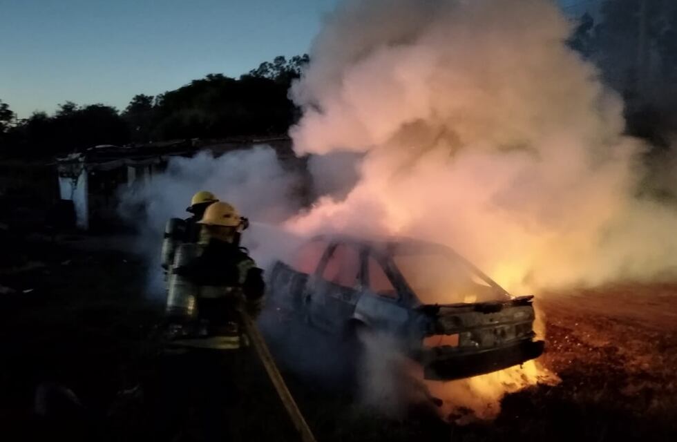 Auto se incendió en la antigua ruta 1