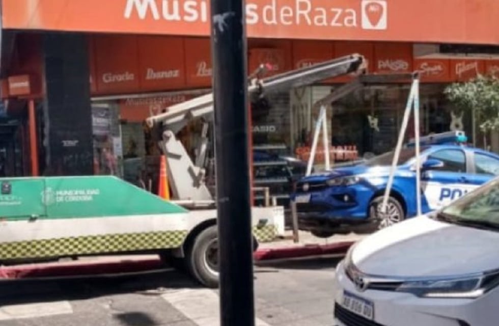 Córdoba: la grúa se llevó patrullero mal estacionado