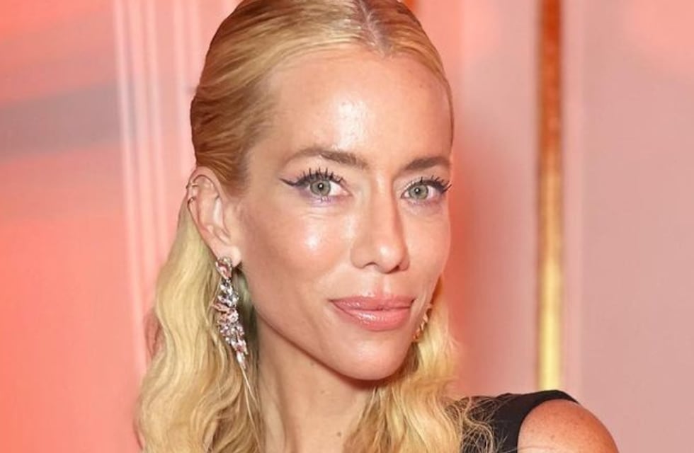 Nicole Neumann conquistó en las redes sociales con un look total black otoñal lleno de glamour